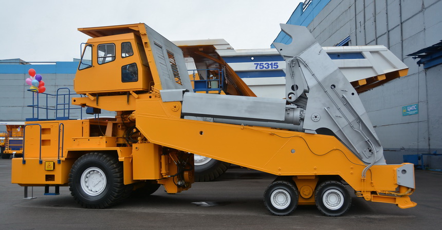 Шлаковоз БелАЗ-79202 перевозит 70 тонн раскаленных отходов сталелитейного производства