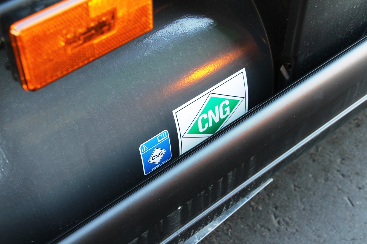 Чтобы водитель не забывал, что управляет газовым грузовиком, наклейки CNG имеются не только на баллонах, но и...