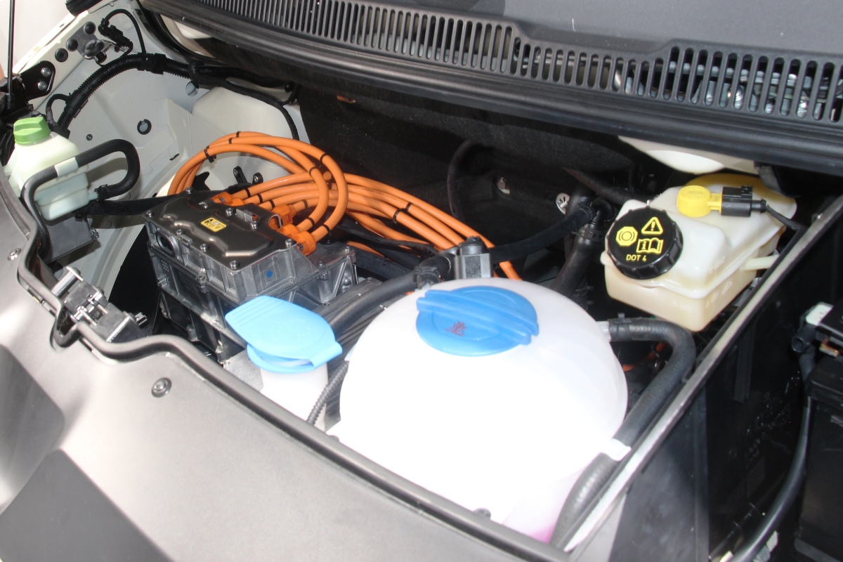 Под капотом Транспортера такой же электромотор, как у Caddy, но батарея под днище вдвое более энергоемкая