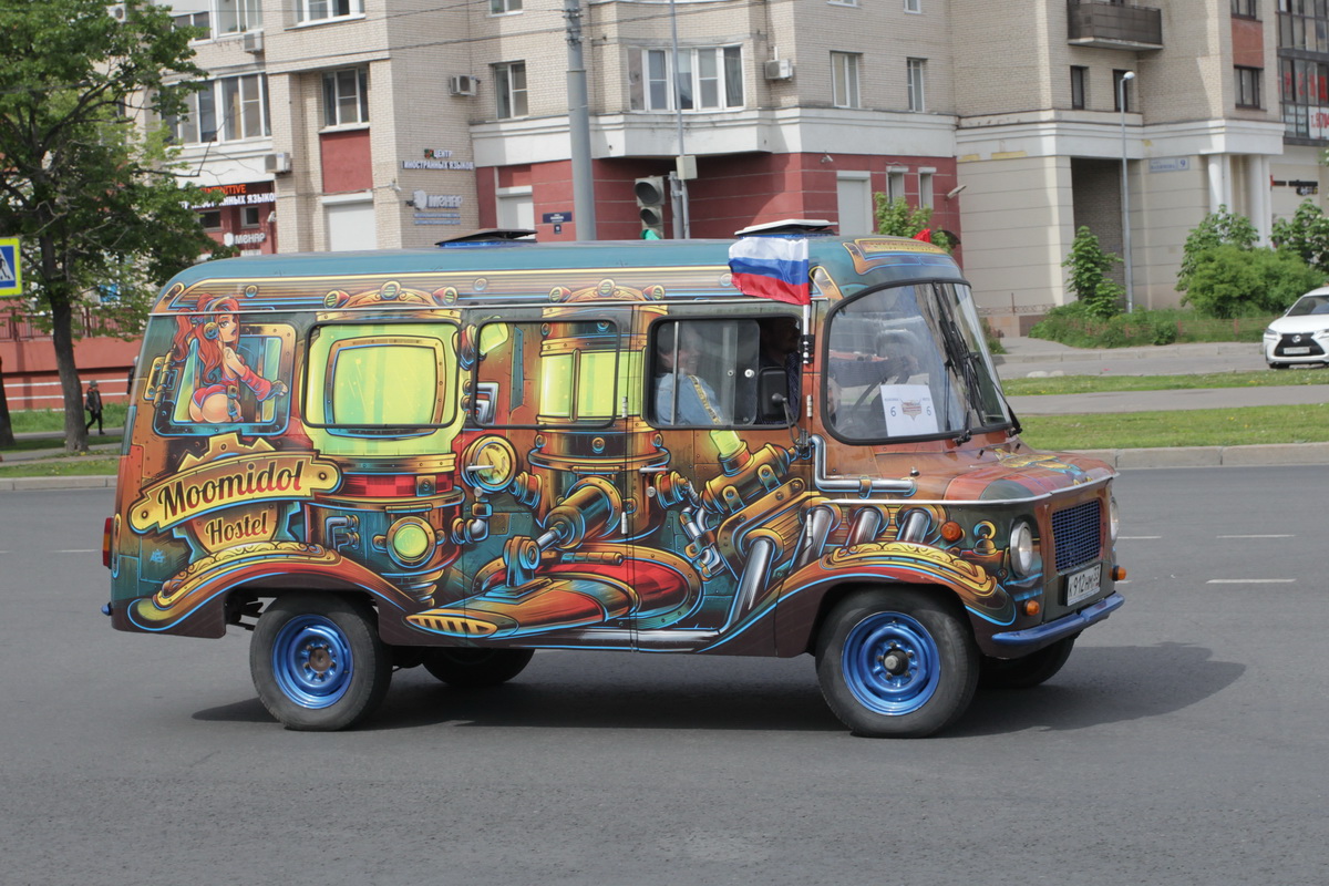 Наиболее интересные социалистические грузовички: милая польская Nysa 522 веселенькой расцветки да старая Praga V3S.