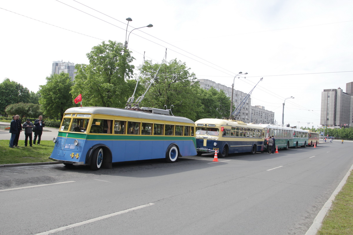 Главным электрораритетом Питера по праву служит довоенный ЯТБ-1. А вот и московский троллейбус с непростым именем СВАРЗ-ТБЭС-ВСХВ. Его выпускали всего два года (1955—1957) для работы на Всесоюзной выставке