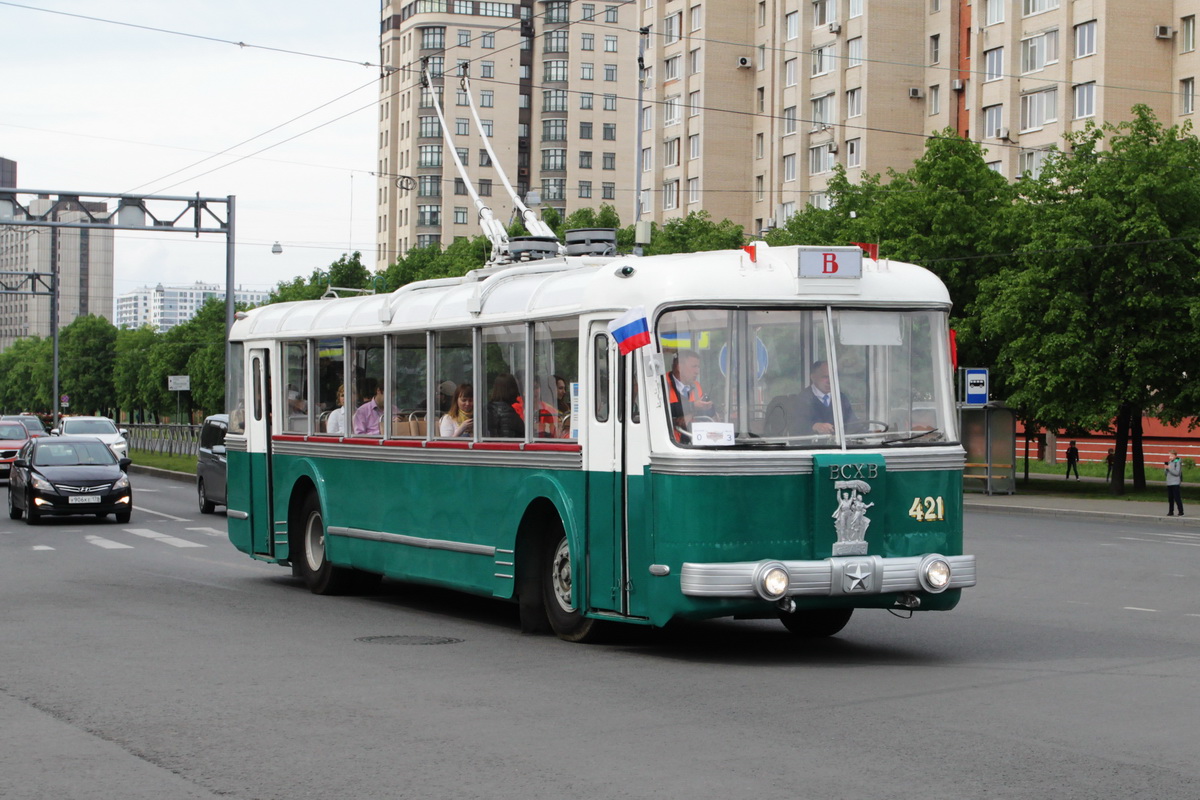 Главным электрораритетом Питера по праву служит довоенный ЯТБ-1. А вот и московский троллейбус с непростым именем СВАРЗ-ТБЭС-ВСХВ. Его выпускали всего два года (1955—1957) для работы на Всесоюзной выставке