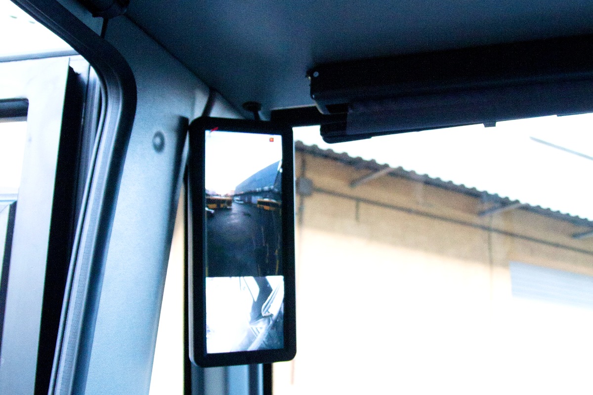 Вместо наружных зеркал — мониторы на передних стойках с изображением с камер