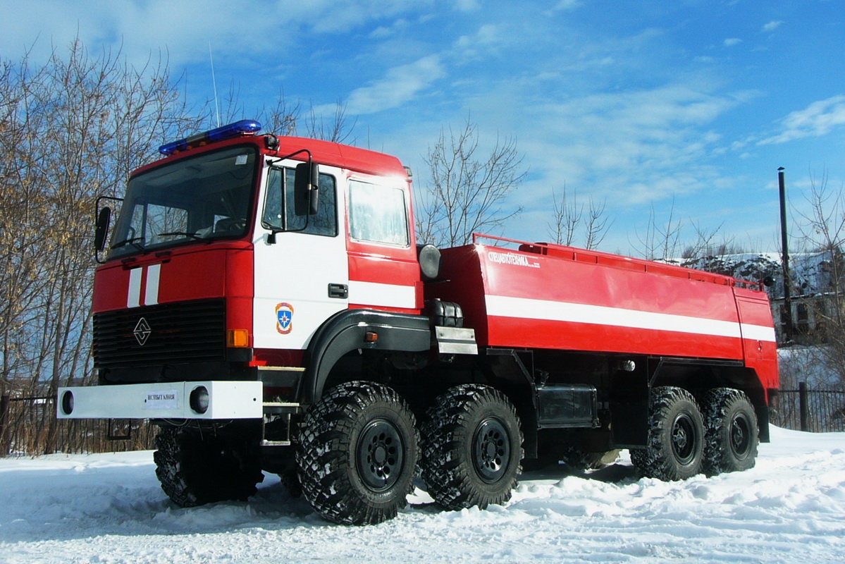 Четырехосники Урал можно увидеть в разных ролях — в качестве пожарных автомобилей, танковых эвакуаторов или тяжелых тягачей 