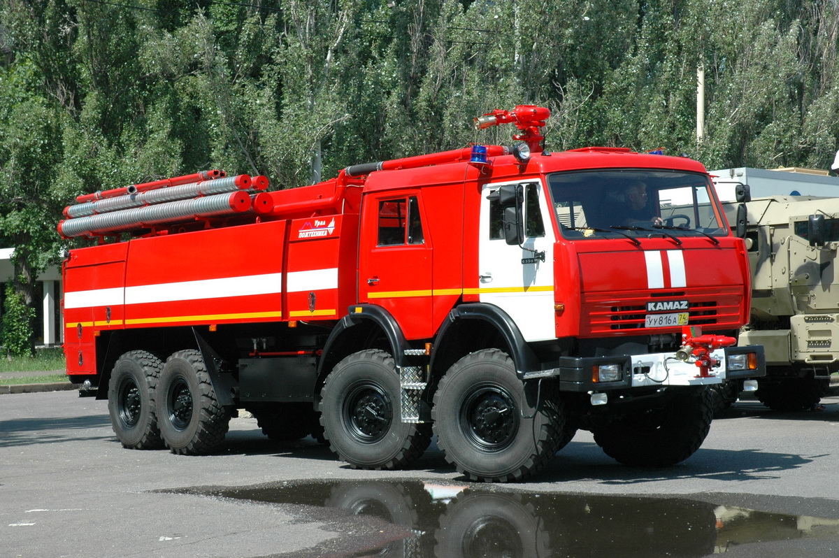 Обкатка пожарного автомобиля. Автоцистерны пожарные КАМАЗ-6560. Пожарный КАМАЗ четырехосный. ПНС КАМАЗ. Пожарный КАМАЗ АА 13 60 6560 SSM.