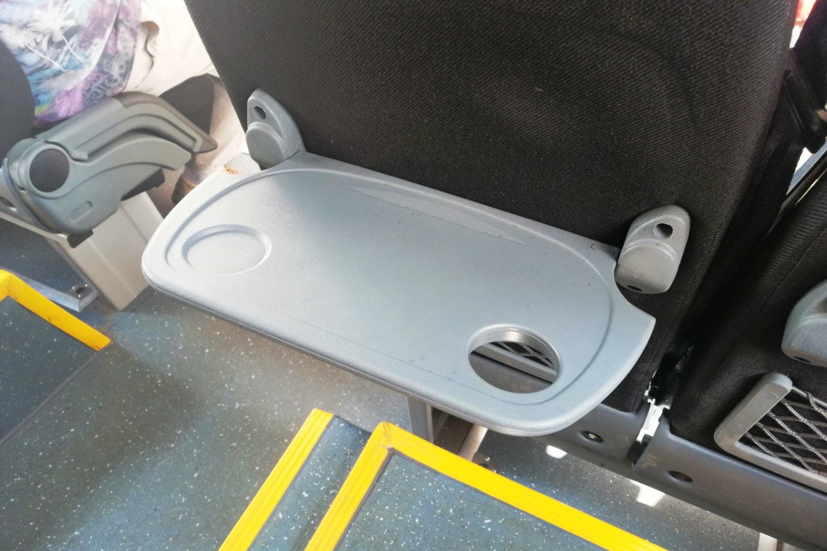 Удобные сиденья со столиками удивляют пассажиров на городских маршрутах, но, увы, привлекают вандалов