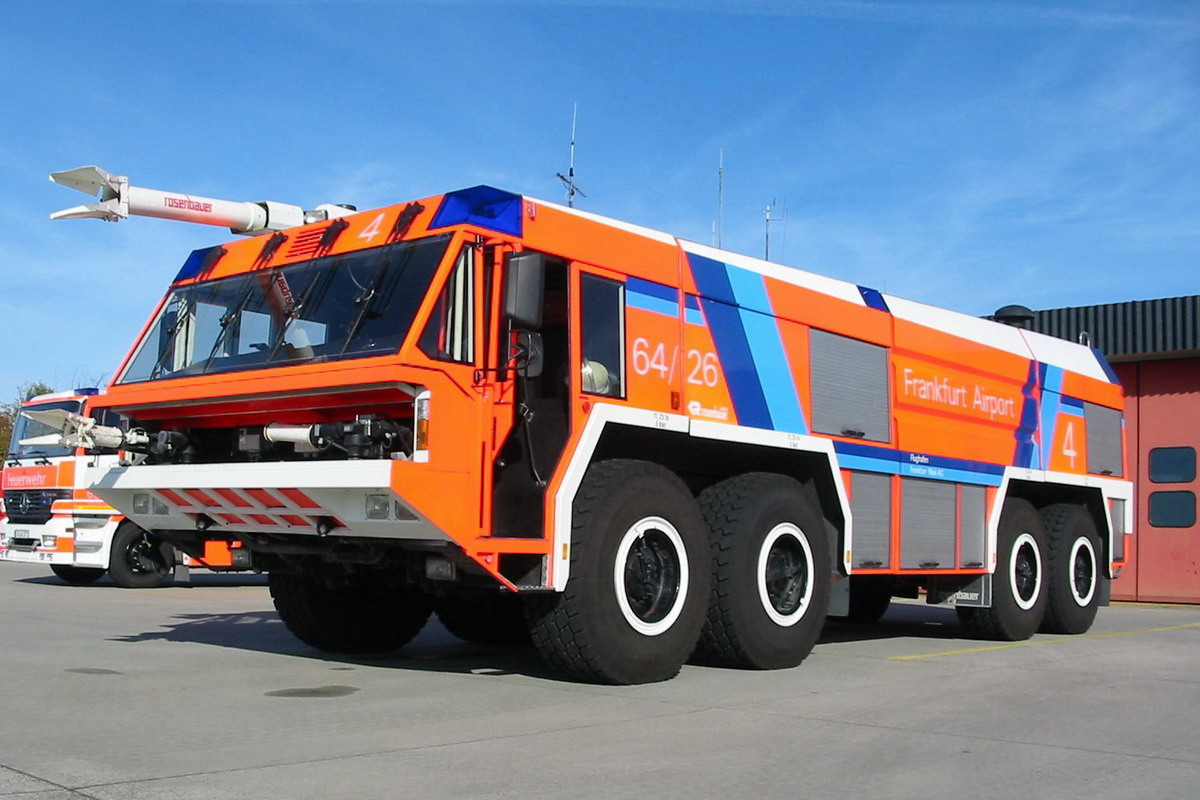 Rosenbauer: юбилейный аэродромник и серийная электропожарка — Авторевю