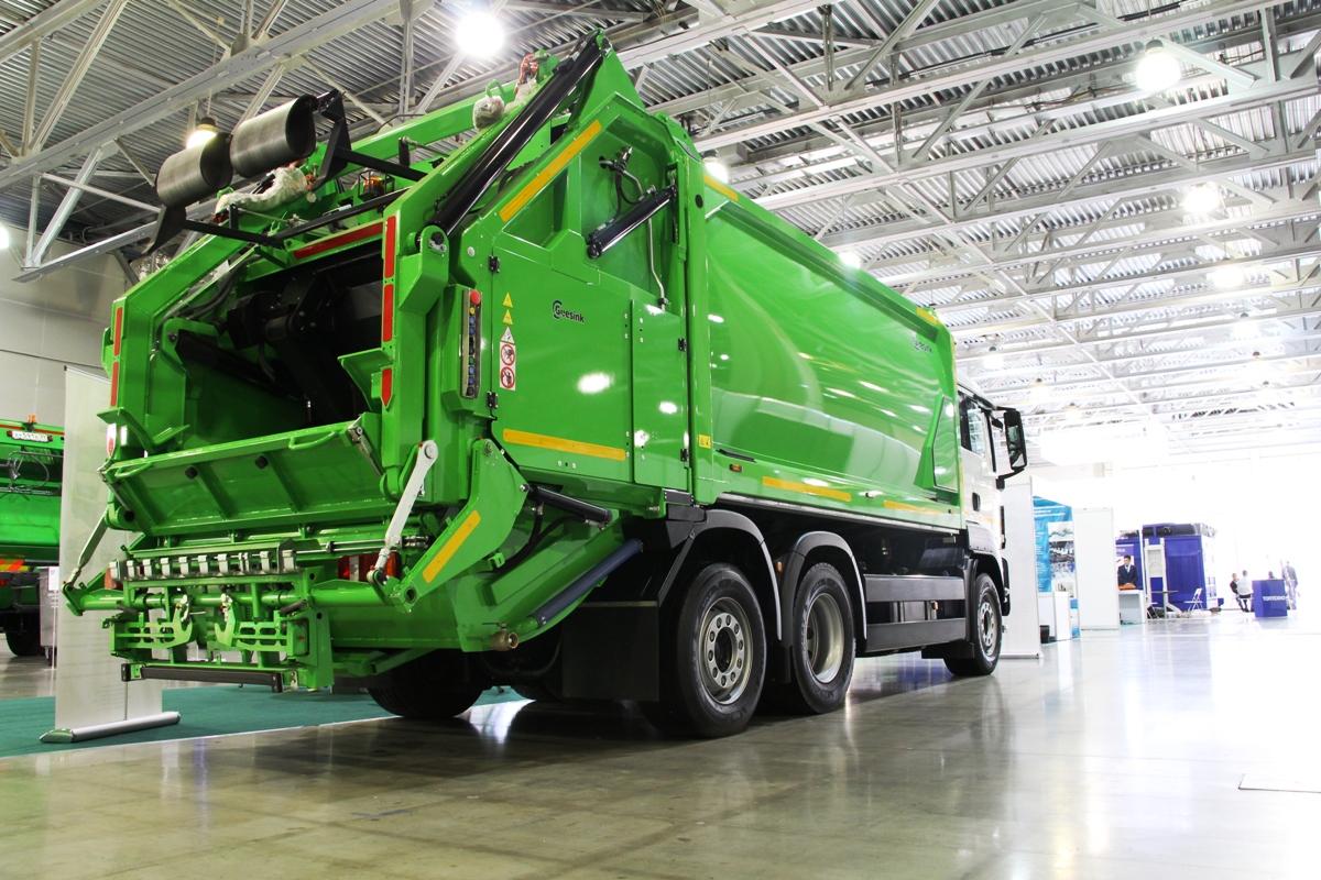 IVECO из Казахстана и другие: знакомимся с новыми мусоровозами на выставке  WasteTech в Москве — Авторевю