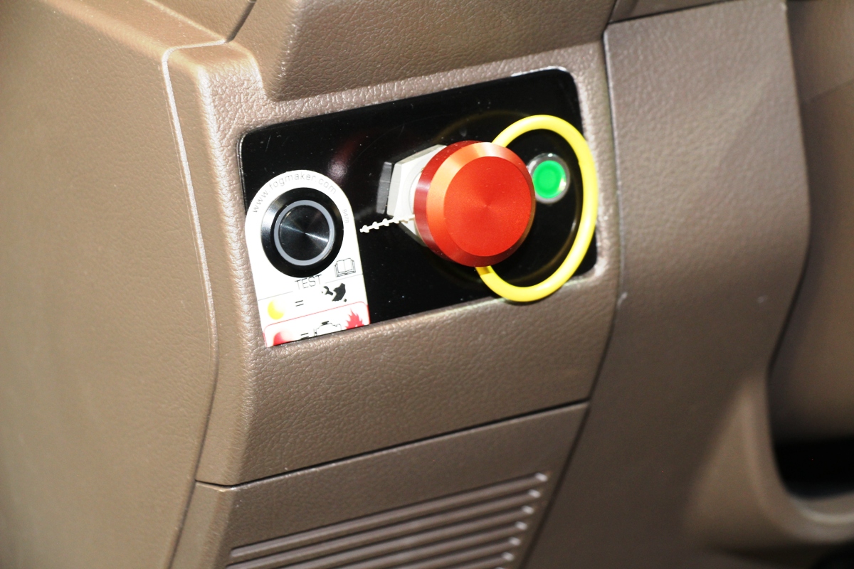 Везде в машине кнопки аварийного затормаживания и отключения систем