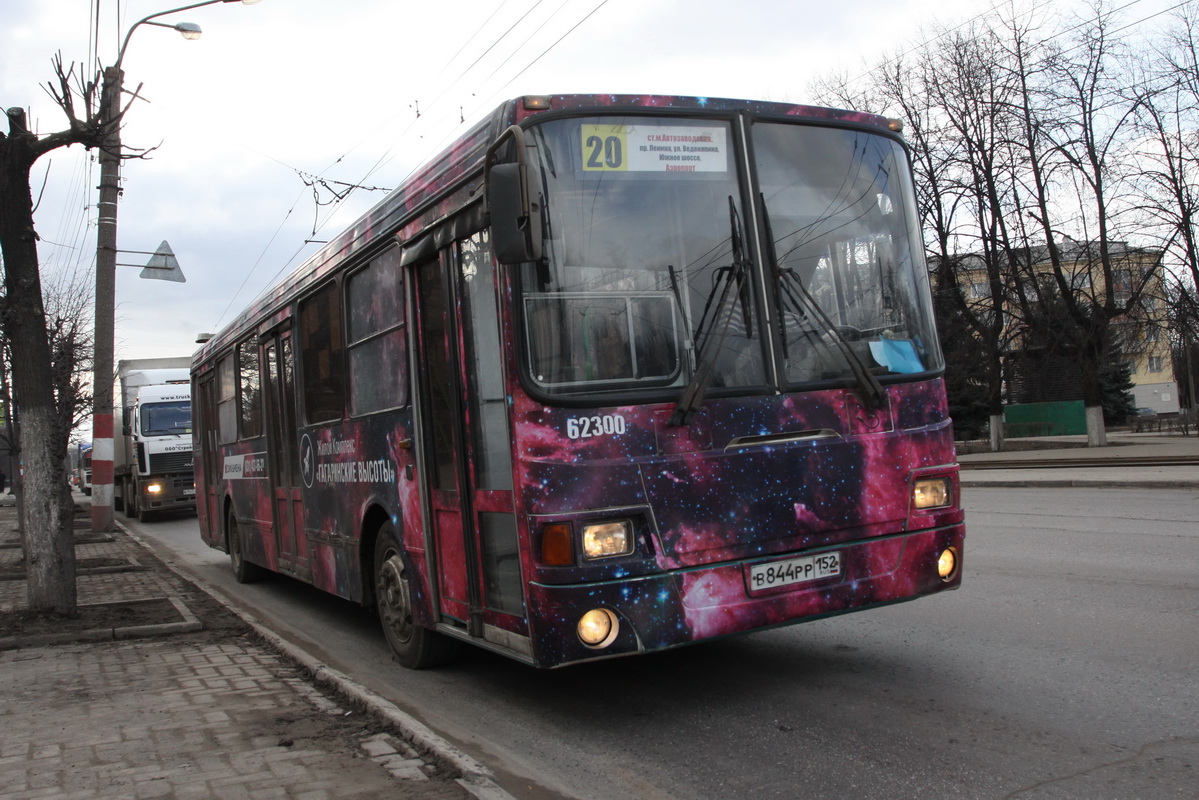 Автобусы работали во множестве городов, как эти — нижегородский 2006 года выпуска и ижевский 2010-го