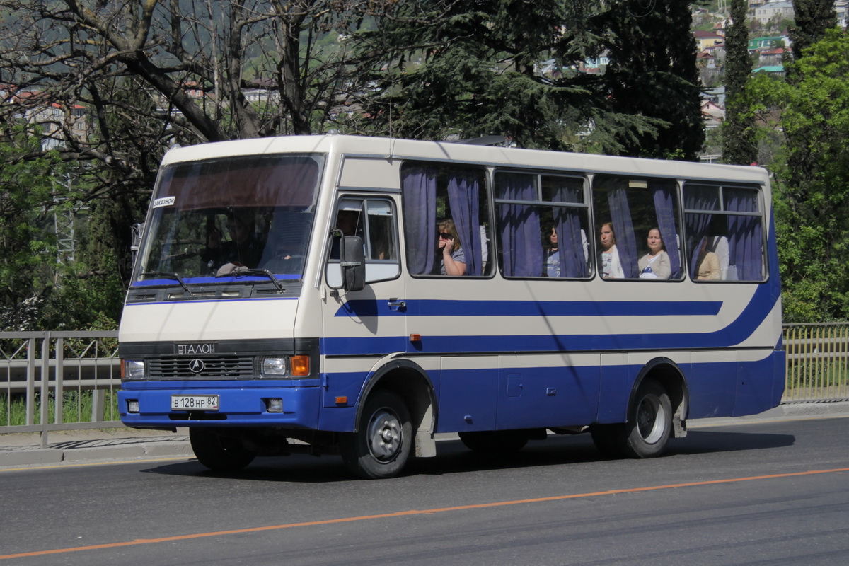 Украина производит и автобусы-конкуренты: Богдан на шасси Hyundai и Эталон на том же шасси Тата