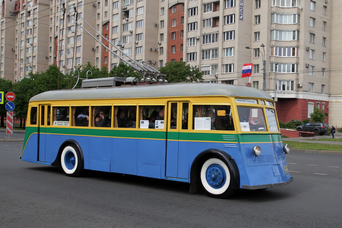 Благодаря усилиям энтузиастов в Петербурге можно прокатиться на восстановленном ЛиАЗ-677, Икарусе и даже уникальном ЯТБ-1