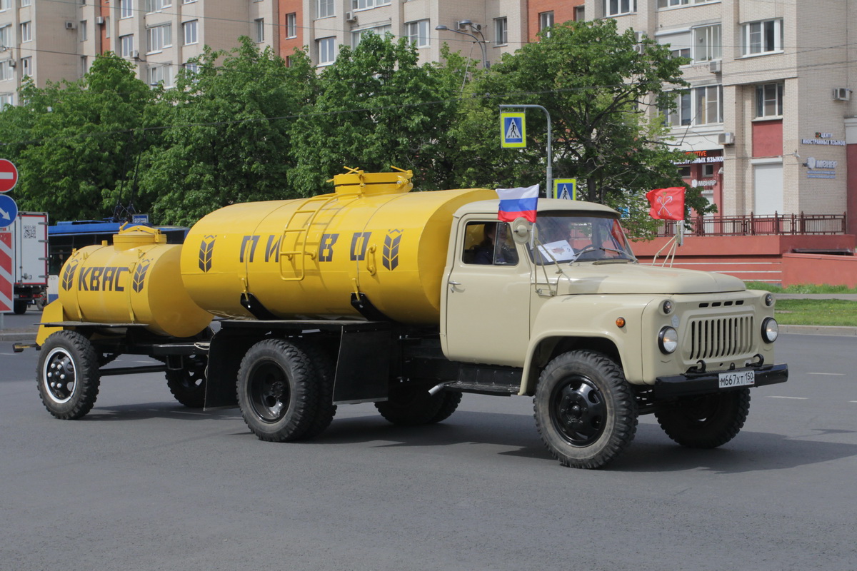 Советские грузовики тоже непременные участники парадов