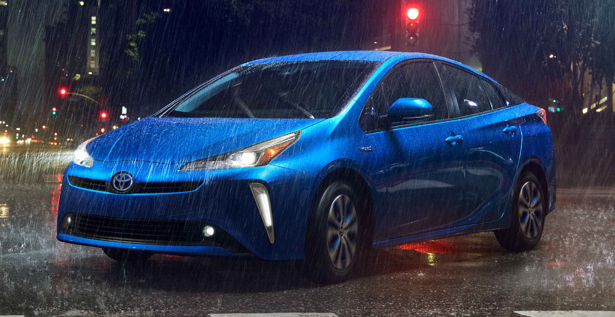Обновленная Toyota Prius обрела более традиционный дизайн