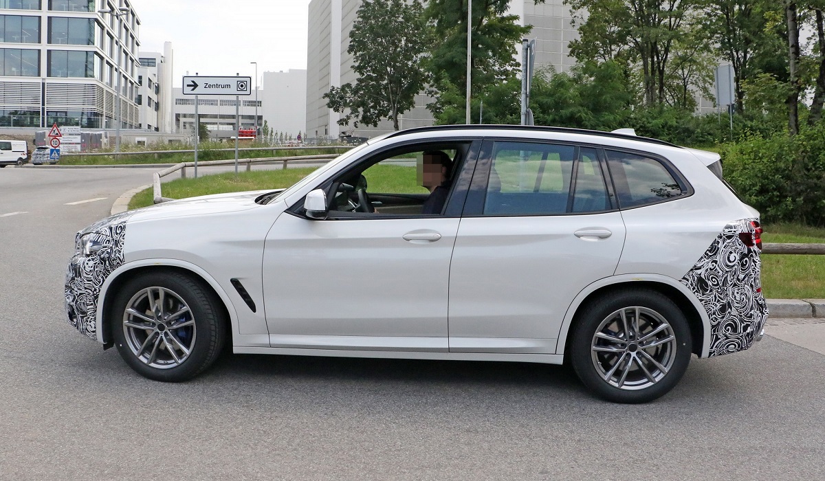 Обновленный BMW X3: первые фото в камуфляже