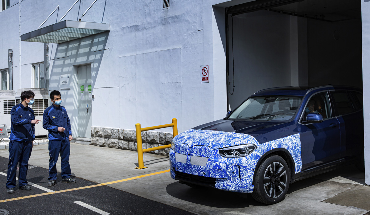 BMW is preparing to start mass production of electric crossovers iX3: it is scheduled for the end of summer, and the first cars will go on sale a few months later. 