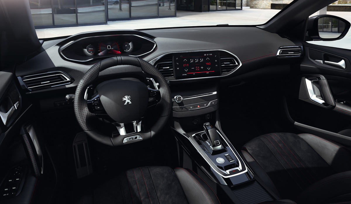 From now on, the Peugeot 308 is already equipped with a dual-zone climate control, light and rain sensors, a rear parking sensor and an auto-dimming interior mirror. The expanded complex of auxiliary electronics from now 