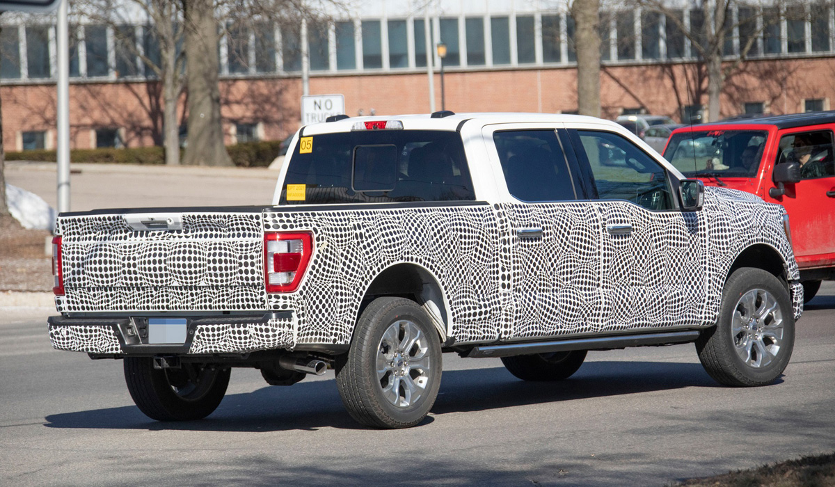 In General, the appearance of the pickup with the change of generation will not undergo radical changes. However, the interior is expected to undergo a small revolution: the center console will take a huge screen of the media