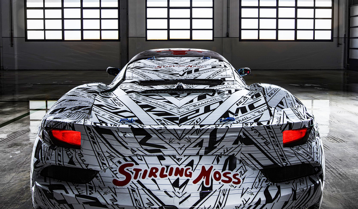 Прототип суперкара Maserati MC20 посвятили Стирлингу Моссу