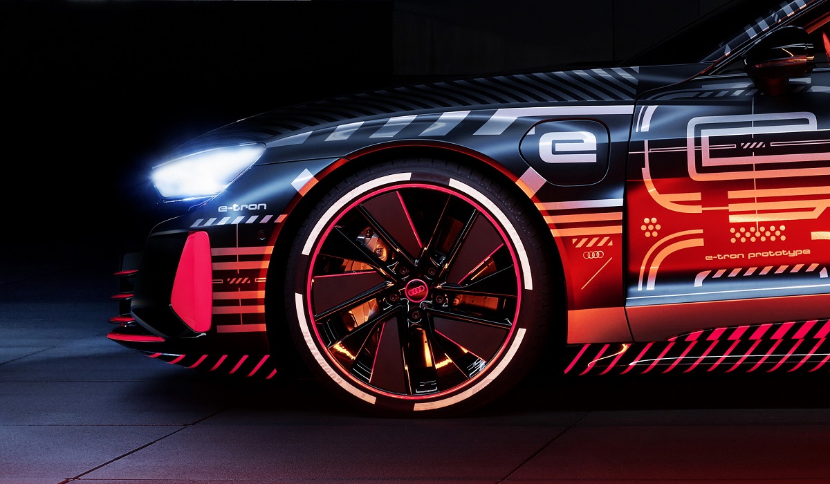 Серийный Audi e-tron GT готовится к премьере вместе с RS-версией 
