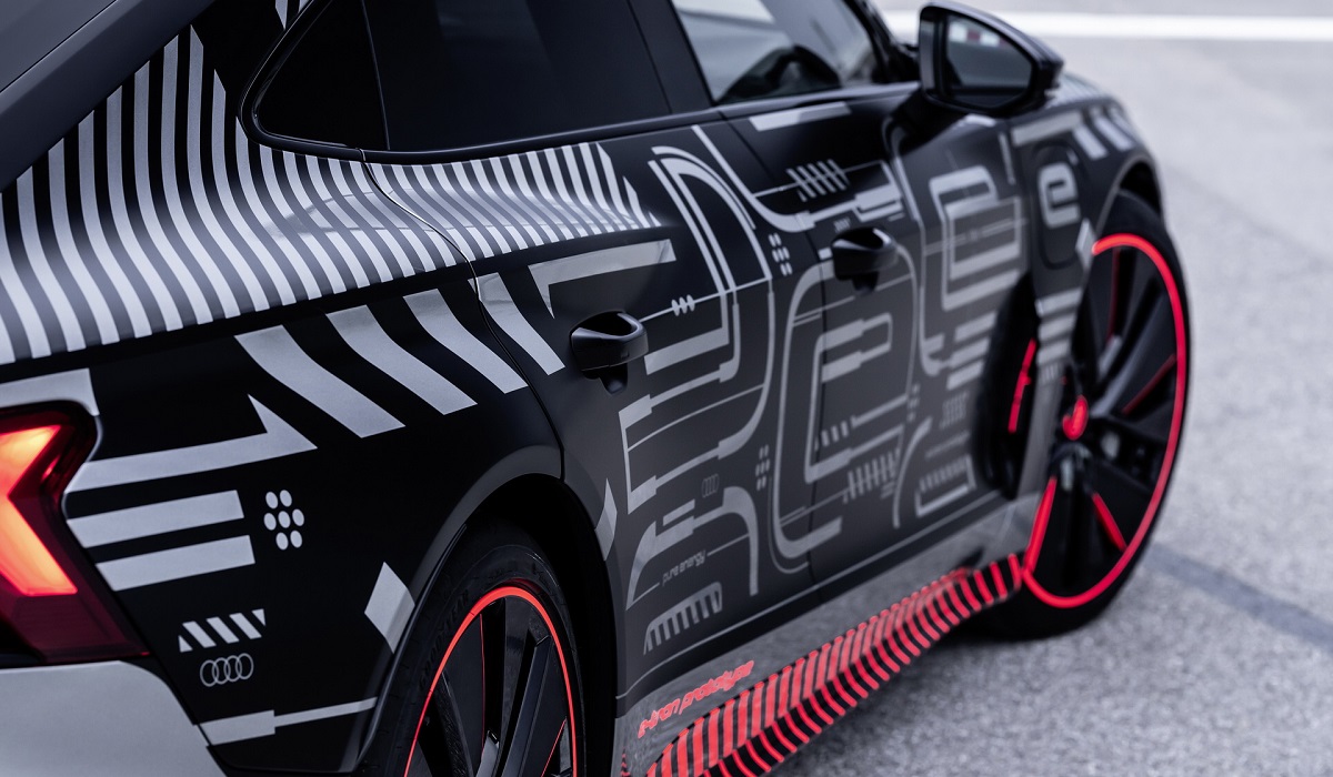Серийный Audi e-tron GT готовится к премьере вместе с RS-версией 