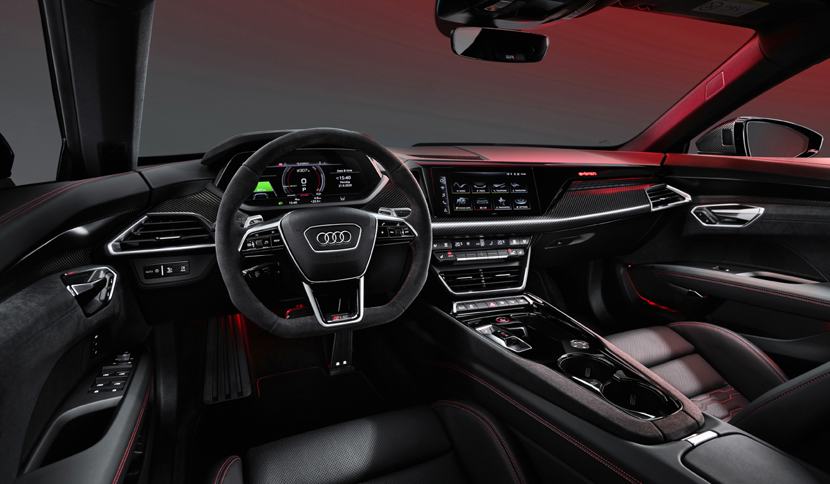 Серийный электроседан Audi e-tron GT представлен в двух версиях