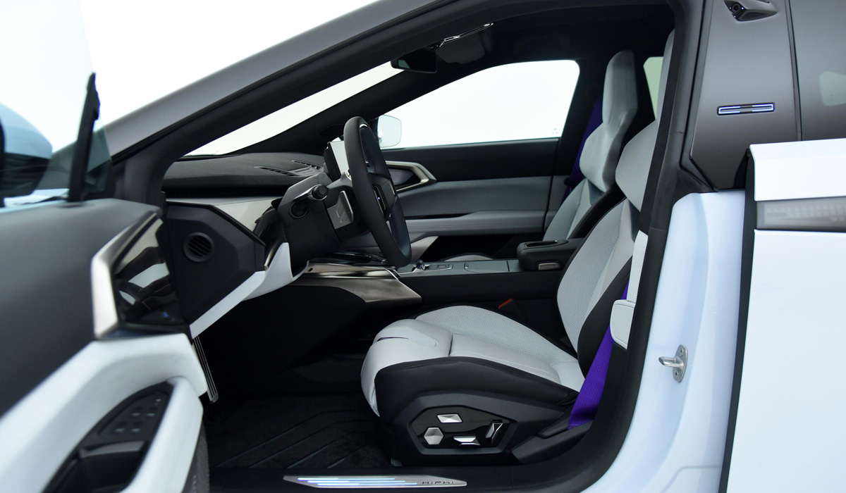 Новый седан HiPhi Z: китайский хай-тек за 90 тысяч долларов
