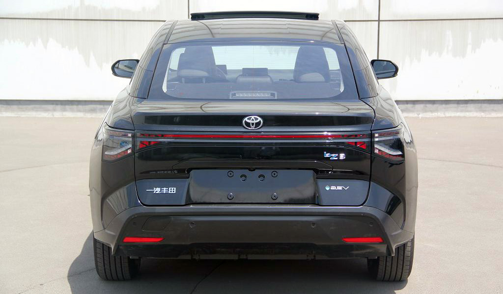 Новый седан Toyota bZ3: совместно с компаниями BYD и FAW