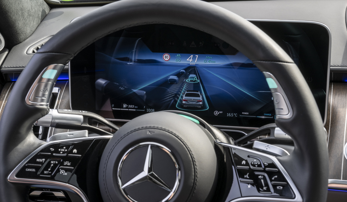 Mercedes выводит на рынок автопилот третьего уровня 