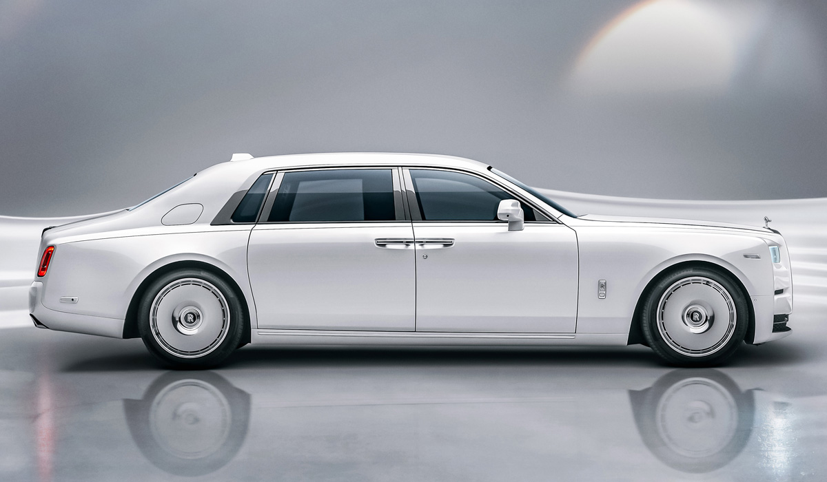 Обновленный Rolls-Royce Phantom: стальные колеса и ткань вместо кожи —  Авторевю