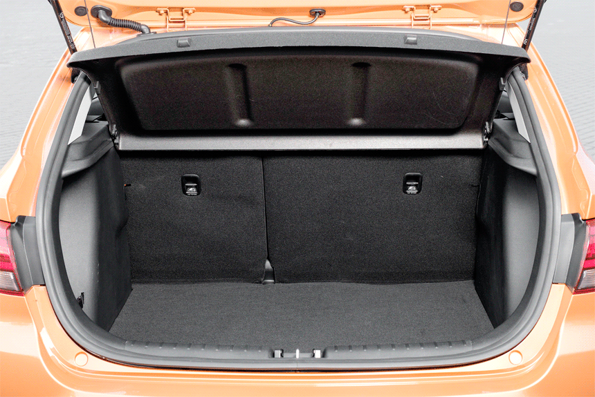 Багажник объемом 390 литров — без дополнительных удобств. При складывании спинок заднего сиденья образуется ступенька