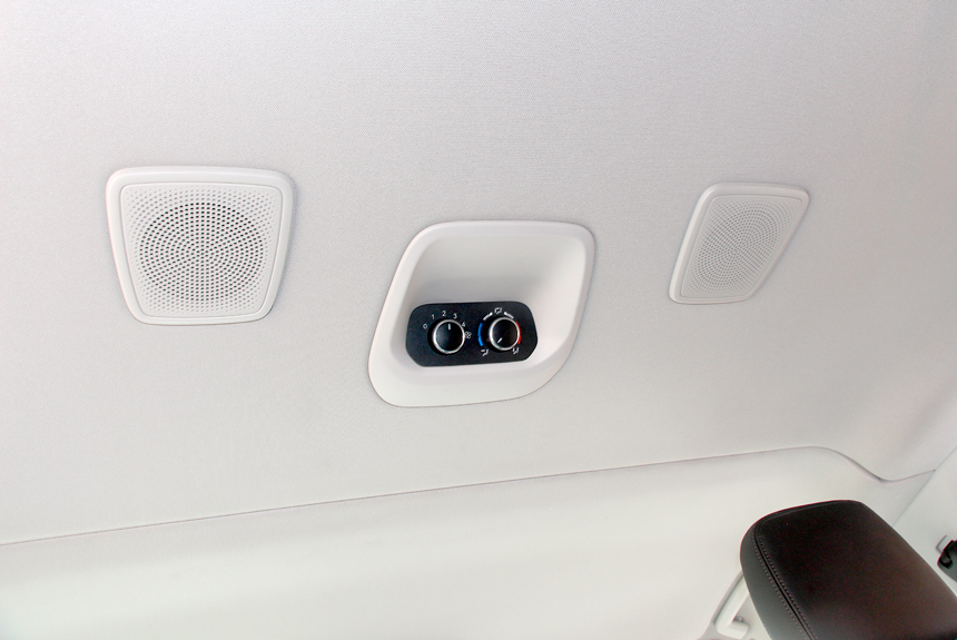 Для пассажиров предусмотрена своя климатическая установка с дефлекторами