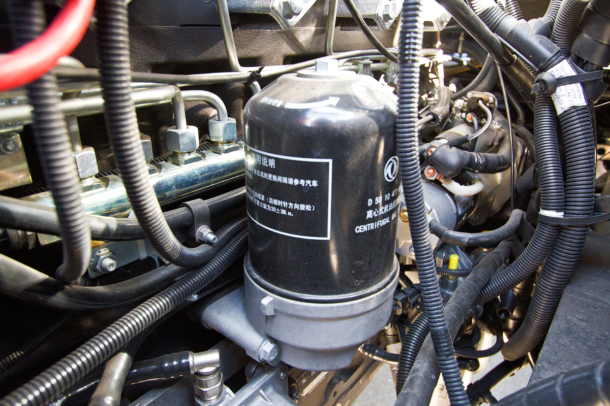 Судя по иероглифам на фильтре двигателя ЯМЗ-653, мотор изготовлен в Китае