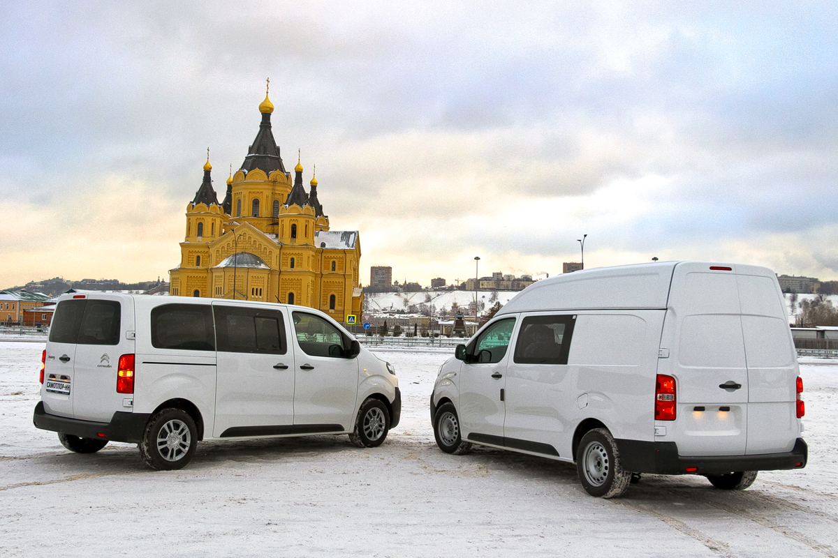 Переделанные Самотлором Citroen Jumpy и Peugeot Expert на фоне Александро-Невского собора в Нижнем Новгороде