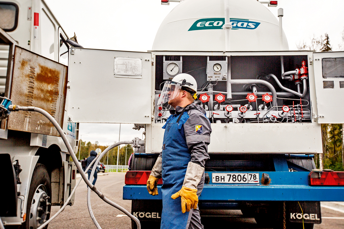 Так выглядел процесс заправки грузовиков LNG в России во время автопробега из Китая в Санкт-Петербург