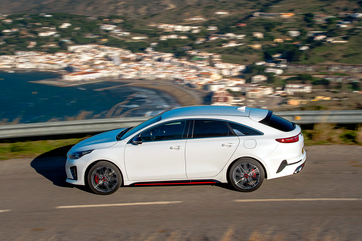 Заряженный универсал Kia ProСeed GT вместо хэтчбека и купе
