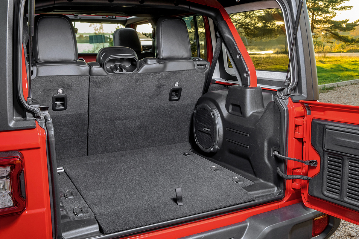 Jeep Wrangler в версии Unlimited может похвастаться вполне приличным багажником и фантастическим списком опций, превращающим эту машину в funny car