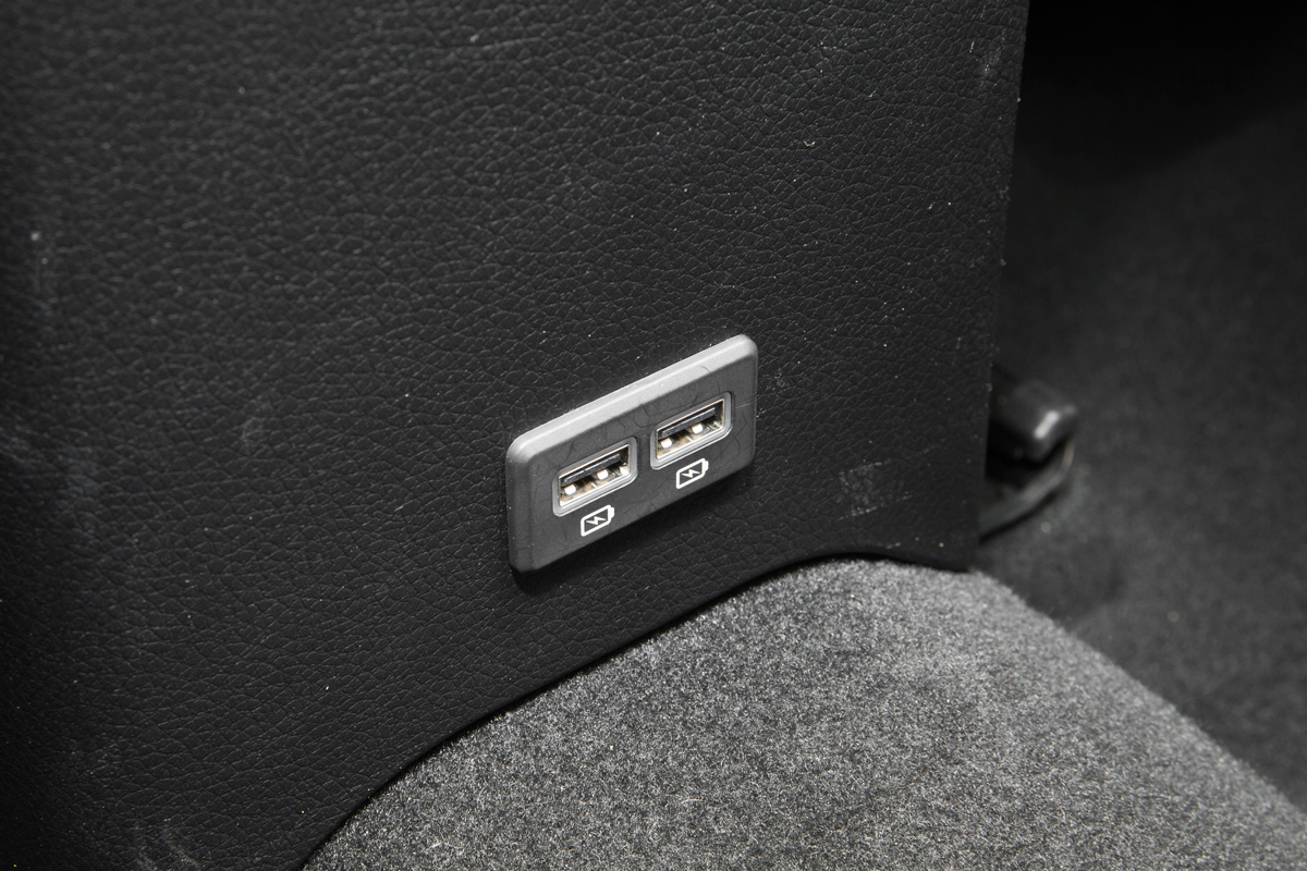 В Кашкае, в отличие от Арканы, USB-зарядники никак не конфликтуют с наличием обогрева заднего дивана
