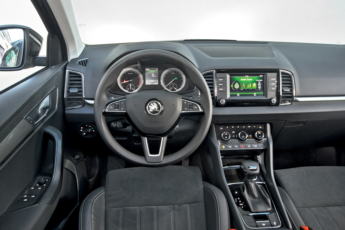 Шкода на механике. Skoda Karoq 2021 салон. Skoda Karoq салон. Skoda Karoq Ambition салон. Skoda Karoq 2020 салон.