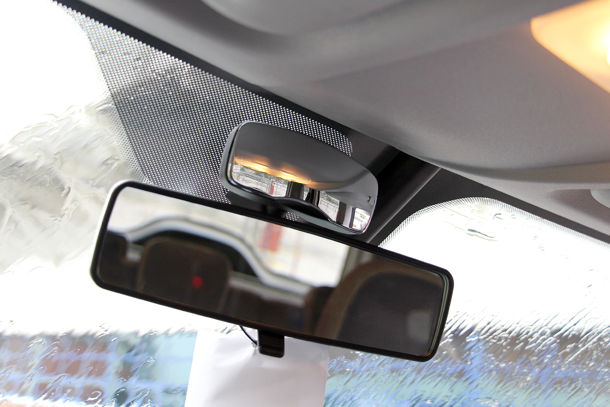 У пассажирского Doblo обычное внутрисалонное зеркало дополнено маленьким широкоугольным