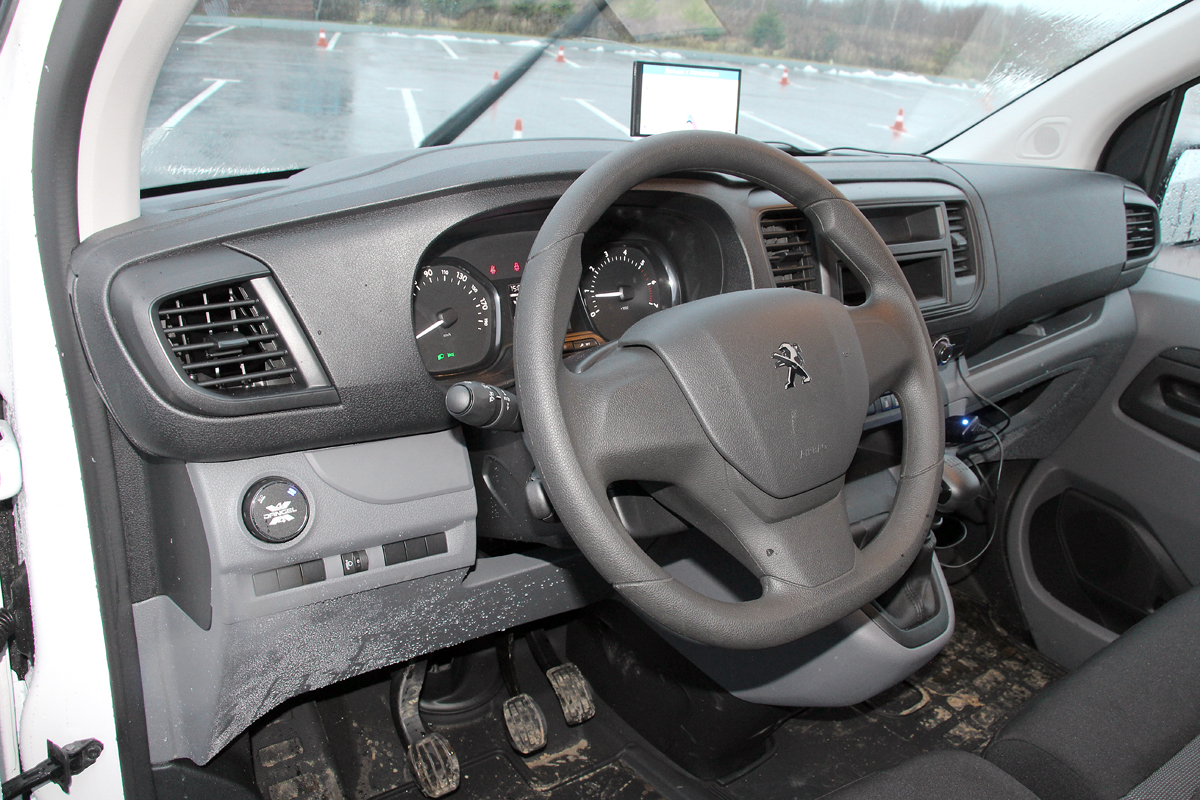 Полноприводный Peugeot Expert выглядит попроще пассажирских микроавтобусов и снаружи, и внутри
