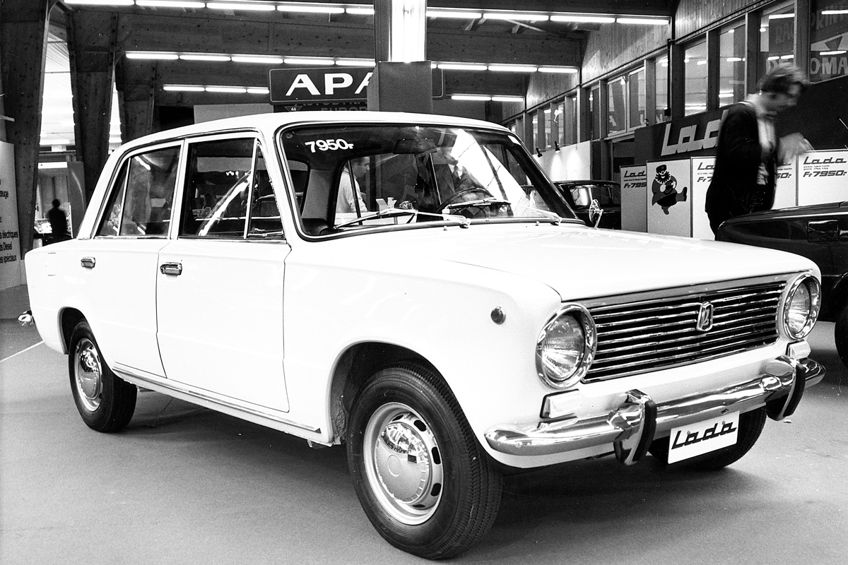 А это — стенд Автоэкспорта на Женевском автосалоне 1972 года. Мы явно демпинговали: 7950 франков!