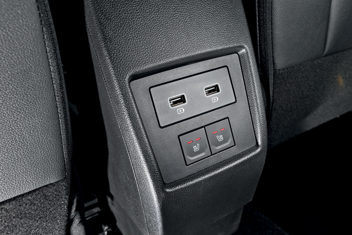 Подогрев задних сидений и ­USB-зарядники — роскошь, доступная покупателям Дастера лишь в богатых версиях Drive и Style, причем за доплату десять тысяч рублей