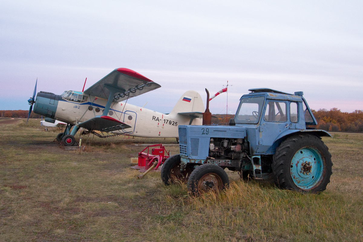 Сельская идиллия: АН-2 и трактор МТЗ на закате