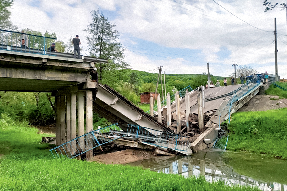 Мост через реку Иль в Краснодарском крае рухнул после проезда перегруженного самосвала (фото: пресс-служба администрации Краснодарского края)