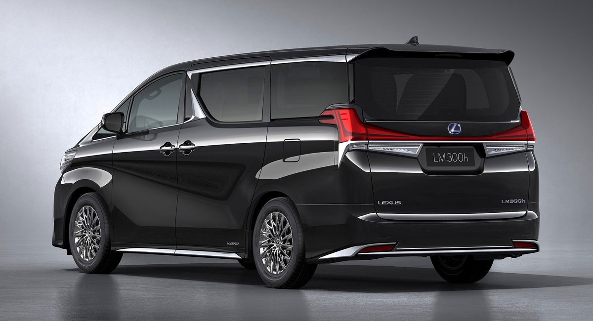 Минивэн Lexus LM оказался в полтора раза дороже Toyota Alphard