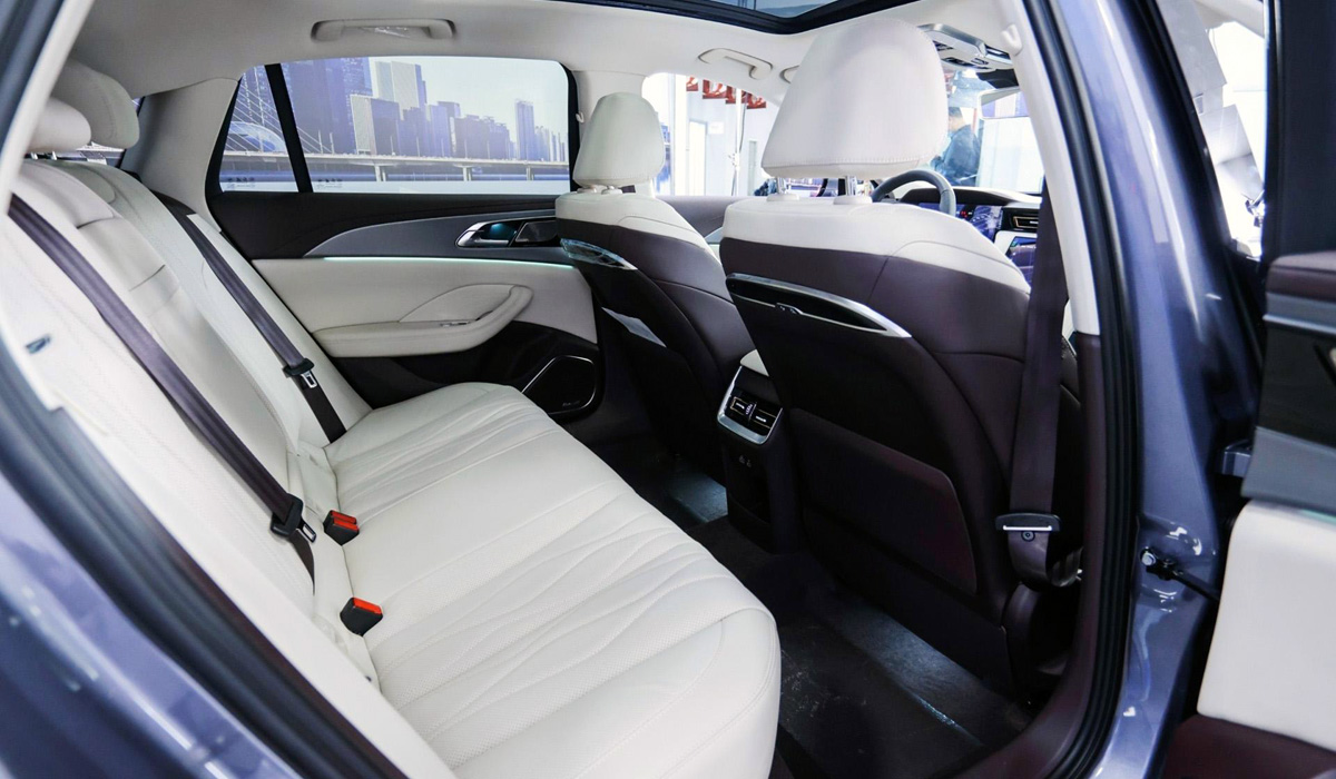 Седан Hongqi H5 второго поколения дебютировал в трех версиях — Авторевю