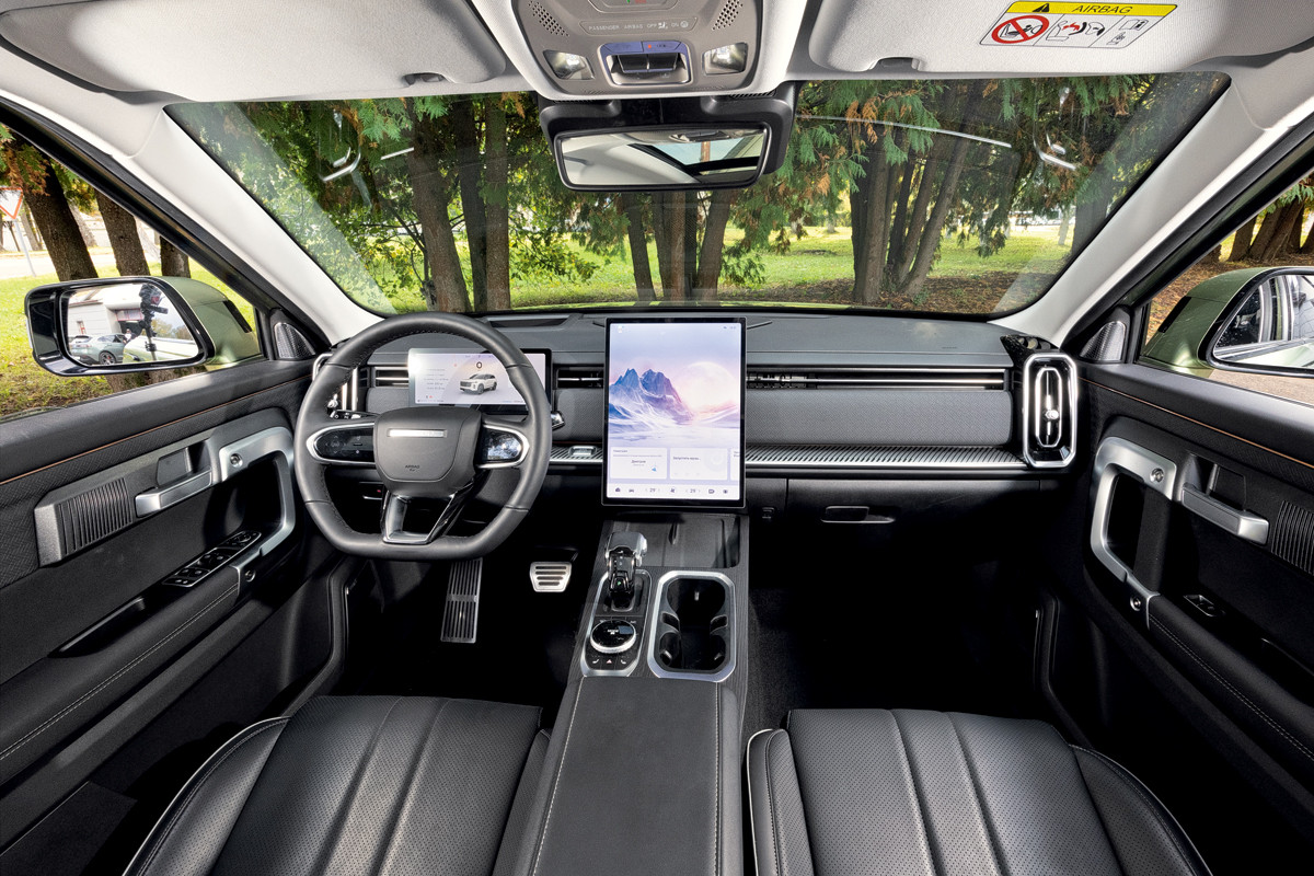 В салоне J7 может показаться, что марка Jaecoo принадлежит компании Geely, а не Chery: компоновка передней панели почти как у Атласа