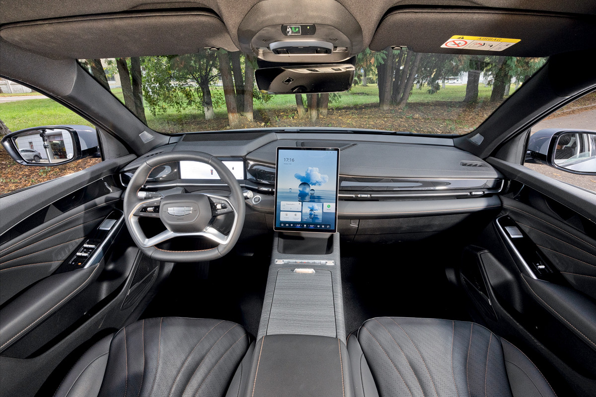 Уже в базовой комплектации Geely Preface оснащен полным пакетом теплых опций: обогреваются четыре сиденья, руль, лобовое стекло по всей площади и форсунки омывателя