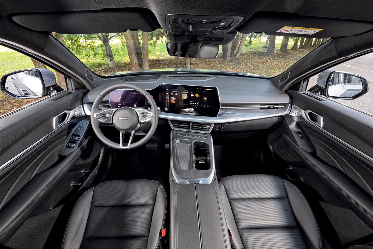 Haval F7 обеспечивает наибольший «цифровой» уют за рулем: на крупном дисплее предустановлены сервисы Яндекса, а если они не устраивают, можно подключить Apple CarPlay (Android Auto пока только в планах). Часть информации дублируется на приборном и проекционном дисплеях